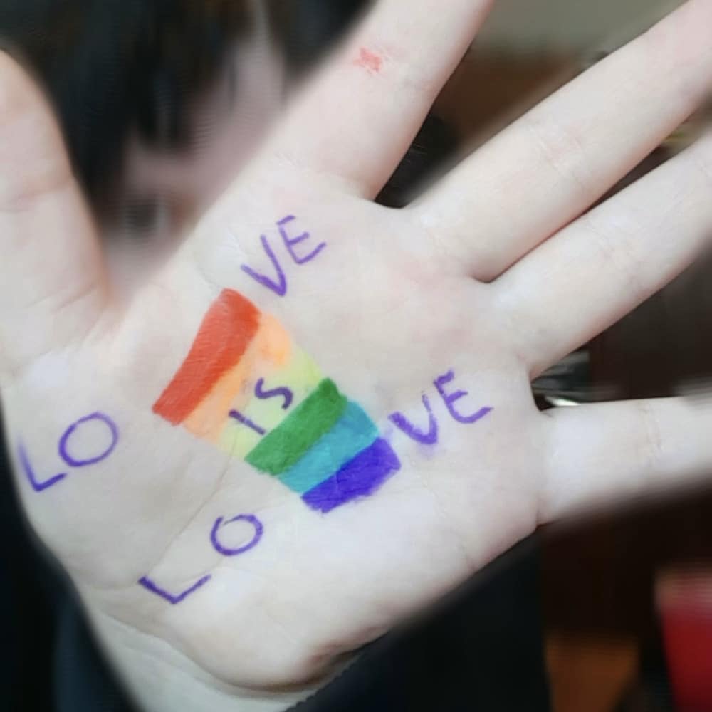 Sharona Köppe Hand Frauentag love is love