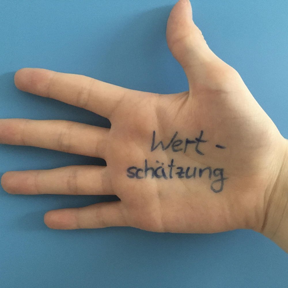 Elias Meinig Hand Frauentag Wertschätzung