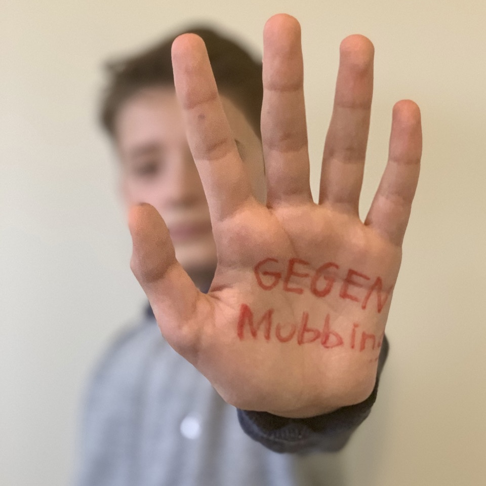 Hardi Erik Ahnis Hand Frauentag gegen Mobbing