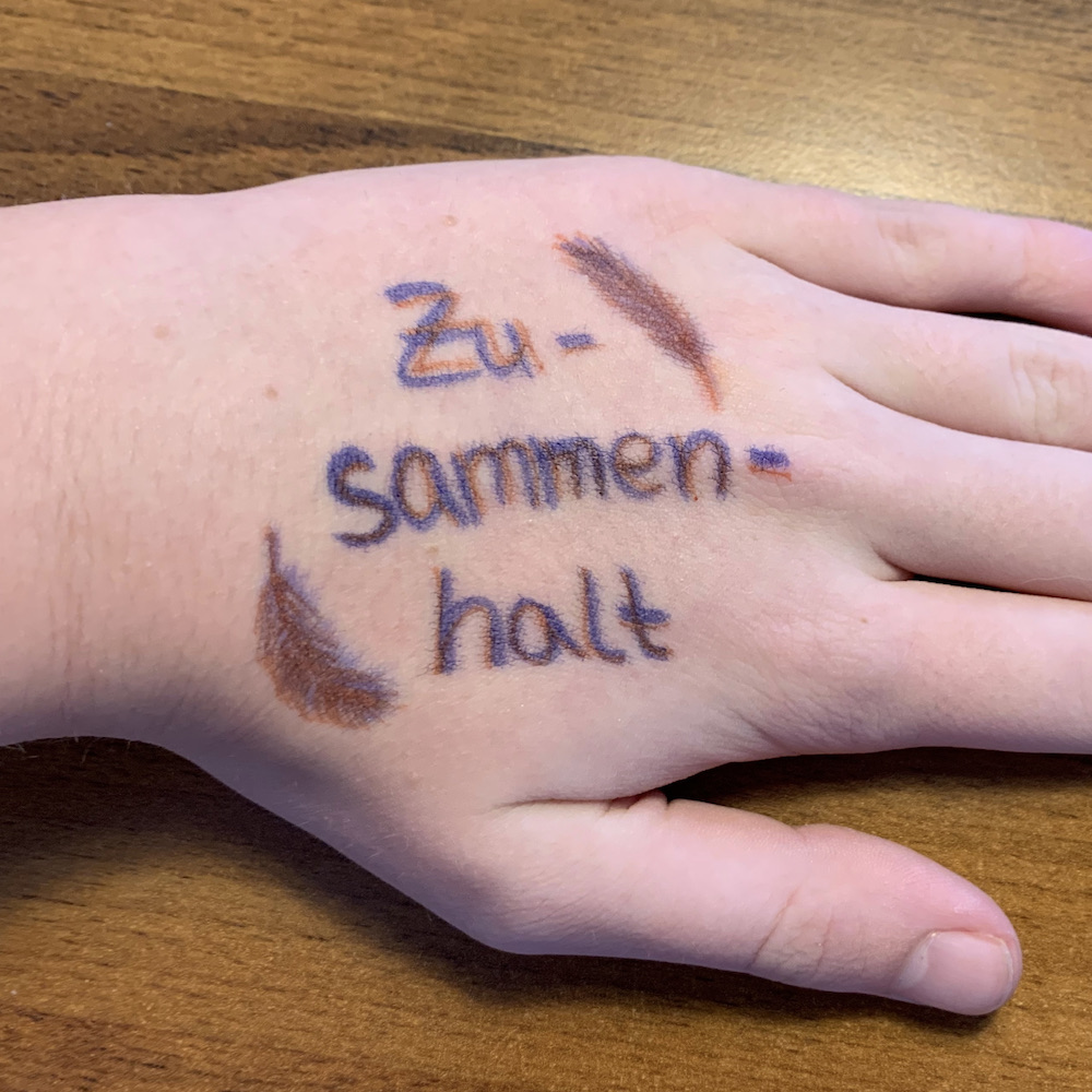 Antonia Fenner Hand Frauentag Zusammenhalt