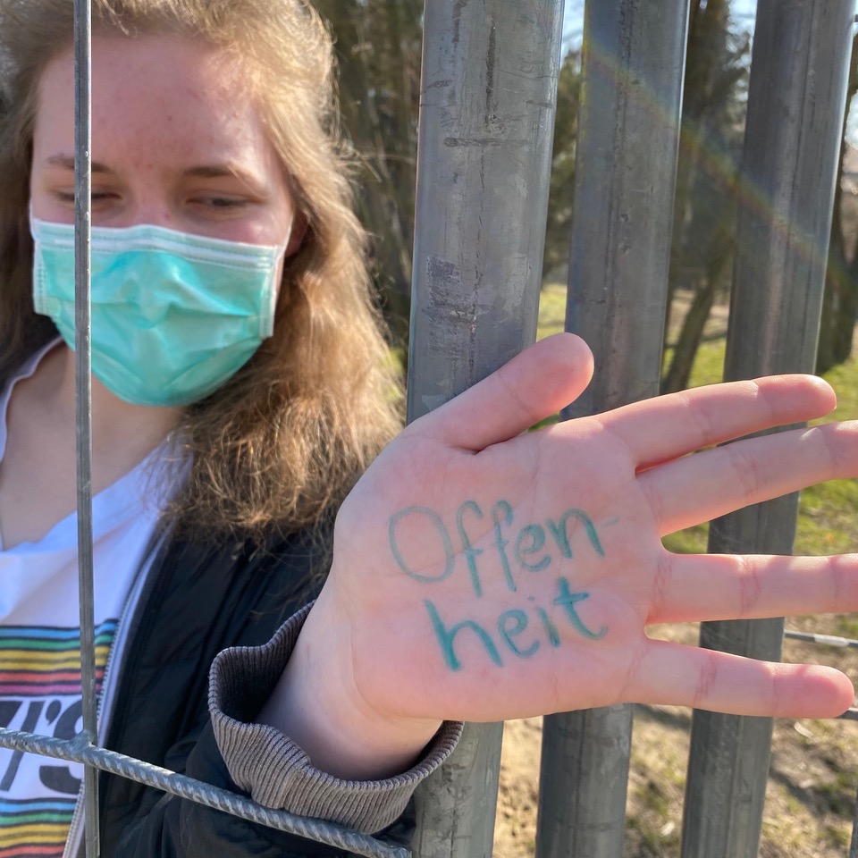 Alina Hartmann Hand Frauentag Offenheit