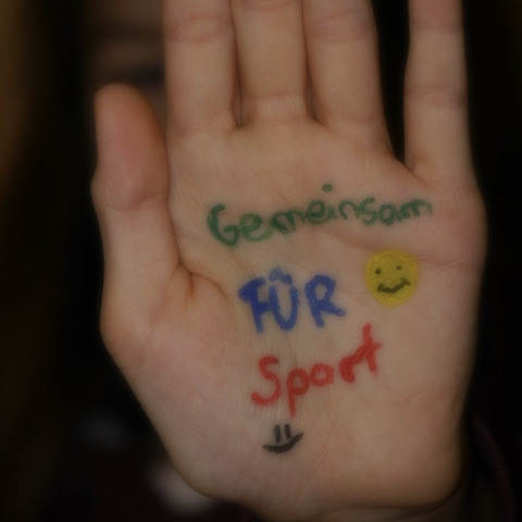 Sanja Lucia Grundmeier Hand Frauentag gemeinsam für Sport