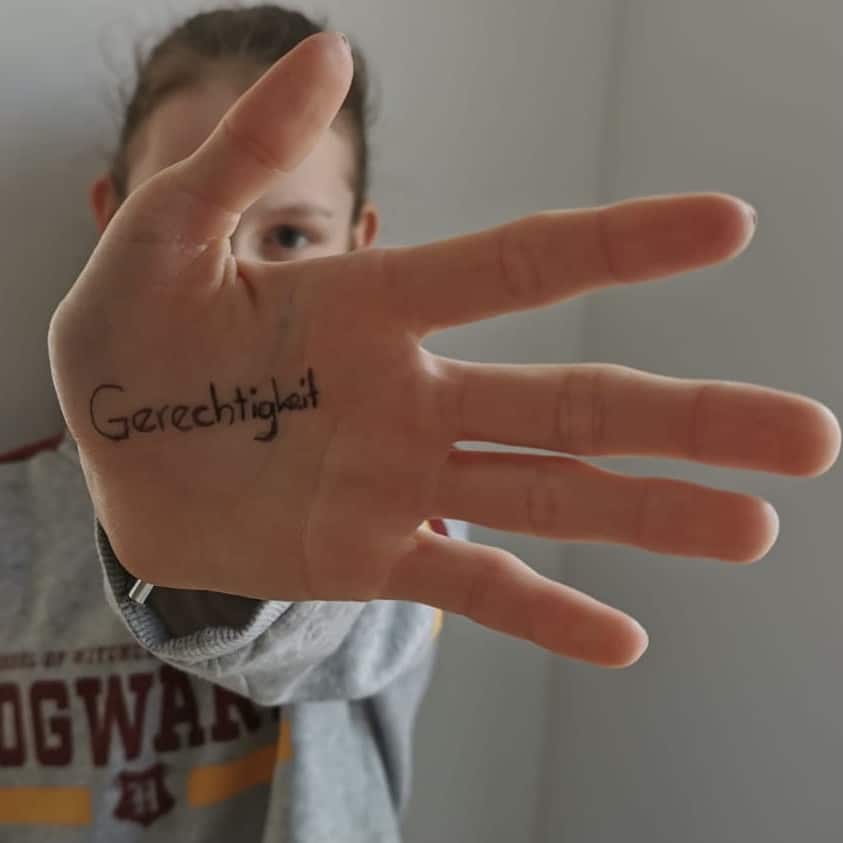 Leonie Döbel Hand Frauentag Gerechtigkeit