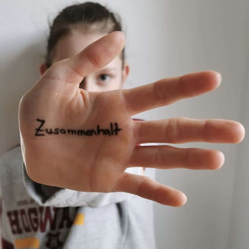 Leonie Döbel Hand Frauentag Zusammenhalt