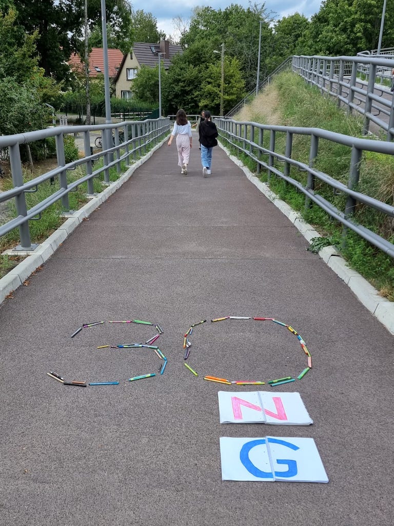 Fotosommer 2021 Auf dem Weg zur Schule (Marianne, Jasmin, Daria, Hana, Q1)
